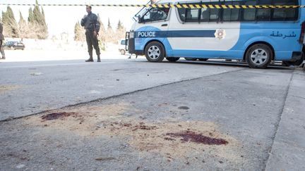 Du sang sur les lieux de l'attaque terroriste perp&eacute;tr&eacute;e au mus&eacute;e du Bardo, &agrave; Tunis (Tunisie), le 19 mars 2015. (AMINE LANDOULSI / ANADOLU AGENCY / AFP)