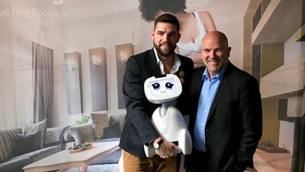 Rodophe Hasselvander (Blue Frog Robotics) et Bruno Bonnell (Awabot) présentent le robot Buddy (RADIO FRANCE / JEROME COLOMBAIN)