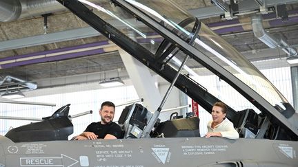 Le président ukrainien, Volodymyr Zelensky, et la Première ministre danoise, Mette Frederiksen, dans un avion de chasse F-16 à Vojens, au Danemark, le 20 août 2023. (SERGEI GAPON / AFP)