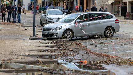 Une rue dévastée après les inondations dans le centre-ville d'Annonay (Ardèche), le 18 octobre 2024. (BERTRAND RIOTORD / LE DAUPHINE / MAXPPP)