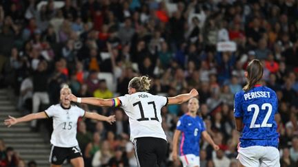 Alexandra Popp célèbre son deuxième but contre l'équipe de France en demi-finale de l'Euro féminin, le 27 juillet à Milton Keynes. (JUSTIN TALLIS / AFP)