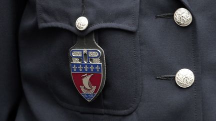 Un officier de police, le 26 juin 2012 &agrave; la pr&eacute;fecture de police de Paris. (JACQUES DEMARTHON / AFP)