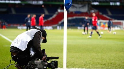 Un caméraman lors d'une rencontre de Ligue 1 au Parc des Princes, le 31 janvier 2021. (MAXPPP)