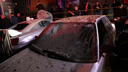 Des riverains rassemblés dans la rue dans la banlieue sud de Beyrouth, la capitale libanaise, à la suite d'une frappe de drone, le 2 janvier 2024. (ANWAR AMRO / AFP)