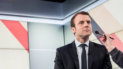 Emmanuel Macron sur le plateau de l'émisison de France 3&nbsp;"Dimanche en politique", le 9 avril 2017. (ROMAIN GAILLARD / REA)