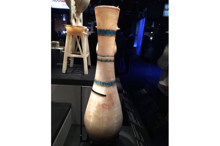 Vase en calcite trouvé dans le tombeau de Toutânkhamon, exposé à la Grande Halle de la Villette
 (photo Valérie Oddos / Culturebox / France Télévisions)