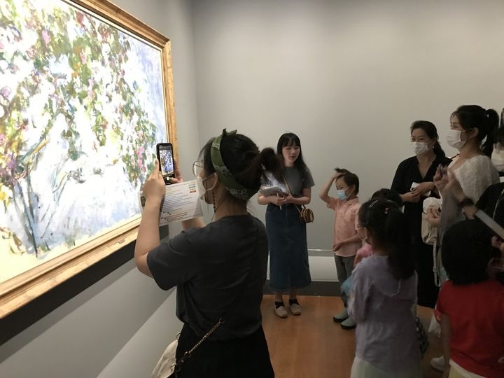 Une enseignante initie ses élèves à la peinture impressionniste lors de l'exposition à Shanghai, juillet 2021 (DOMINIQUE ANDRÉ / RADIO FRANCE)