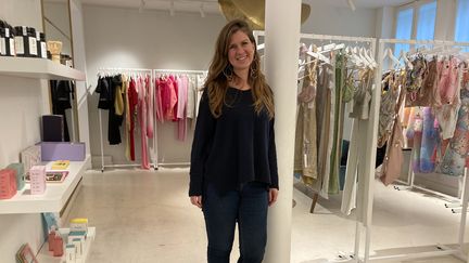 Sophie Engster, fondatrice et directrice artistique du concept store La Chambre situé au 5, rue Rouget de l’Isle à Paris, en mars 2024 (CORINNE JEAMMET)