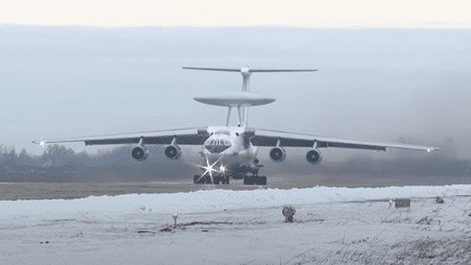 Un AWACS A-50 russe sur l'aérodrome de Matchoulichtchy (Biélorussie), dans une vidéo partagée par l'armée en janvier 2023. (TELEVISION MILITAIRE DE BIELORUSSIE)