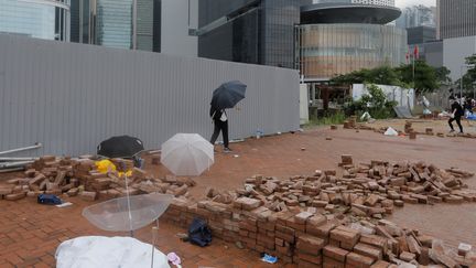 Certains protestataires ont arraché des pavés sur les trottoirs, formant des barricades. (THOMAS PETER / REUTERS)