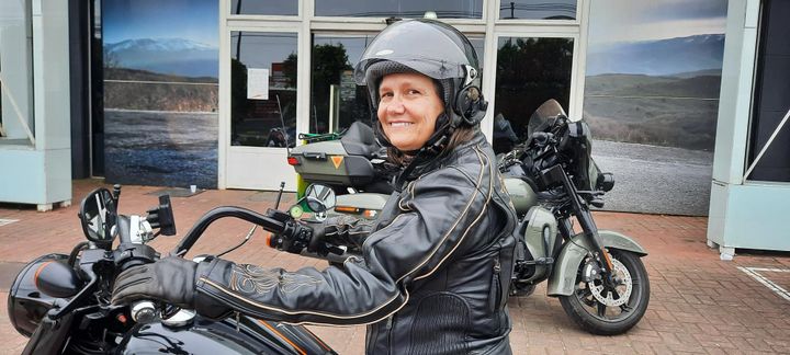 Valeria, motociclista brasiliana, sostiene il presidente uscente Jair Bolsonaro per la sua rielezione.  (SADRINE ETOA-ANDEGUE / RADIO FRANCIA)