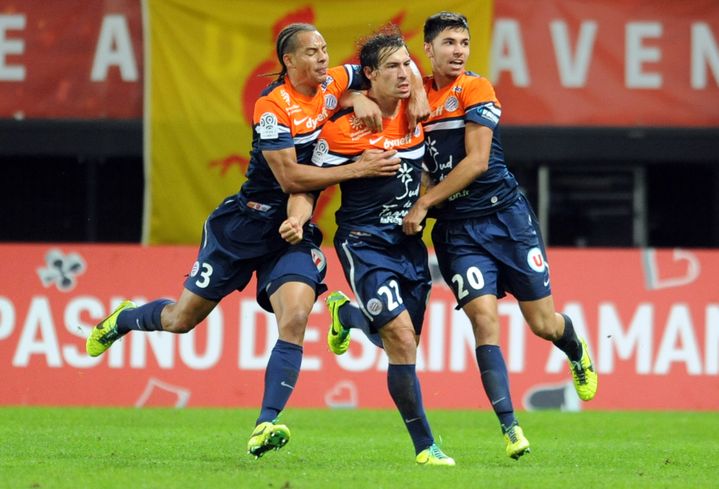 Les joueurs de Montpellier f&ecirc;tent leur but sur la pelouse de Valenciennes, le 9 novembre 2013. (FRANCOIS LO PRESTI / AFP)