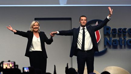 Jordan Bardella aux côtés de Marine Le Pen à l'occasion du congrès du Rassemblement national qui se tient à la Mutualité (Paris),&nbsp;le 5 novembre 2022. (ALAIN JOCARD / AFP)