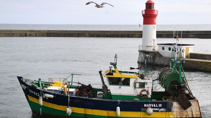 Un navire de pêche au&nbsp;Guilvinec (Finistère), le 6 octobre 2021. (FRED TANNEAU / AFP)