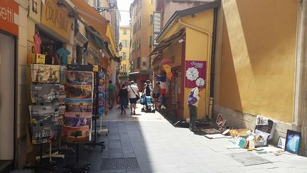  (Habituellement bondées en été, les rues du Vieux Nice accusent une baisse de fréquentation en ce mois d'août  © Radio France / Mathilde Lemaire)