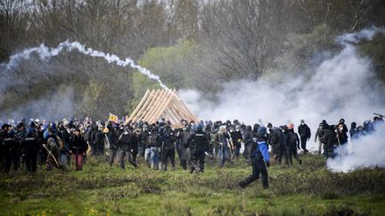 Des opposants à&nbsp;l'évacuation de la ZAD de Notre-Dame-des-Landes (Loire-Atlantique) font face à la police, le 15 avril 2018. (DAMIEN MEYER / AFP)