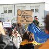 Un panneau avec la mention "Poutine on t'attend à La Haye", où est située&nbsp;la Cour pénale internationale, lors d'une manifestation de&nbsp;soutien à l'Ukraine à La Haye (Pays-Bas), le 26 février 2022. (SANDRA UITTENBOGAART / ANP MAG / AFP)