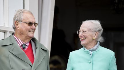 Né Henri de Laborde de Montpezat en France en 1934, Henrik a épousé la future reine du Danemark en 1967, puis une fois son accession au trône a été nommé prince consort.&nbsp;Les voici le 16 avril 2017 à&nbsp;Aarhus (Danemark).&nbsp; (PATRICK VAN KATWIJK / DPA / AFP)