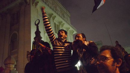 Les manifestants r&eacute;clament notamment le retrait du d&eacute;cret du 22 novembre, par lequel Mohamed Morsi, premier pr&eacute;sident islamiste du pays, a mis ses d&eacute;cisions &agrave; l'abri de tout recours en justice. (GIANLUIGI GUERCIA / AFP)