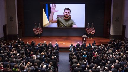 Le président de l'Ukraine Volodymyr Zelensky ovationné par le Congrès américain, le 16 mars 2022. (J. SCOTT APPLEWHITE / AFP)