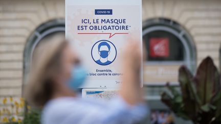 Une femme portant un masque dans le centre-ville de Nantes, le 24 août 2020. (LOIC VENANCE / AFP)