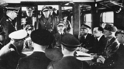 Le 22 juin 1940 à Compiègne (Oise), la France et l'Allemagne signent l'armistice. On distingue Hitler assis à gauche. En face de lui, le Général Hutzinger (2e en partant de la droite) qui représente la France.
 (Photosvintages / Photo12)