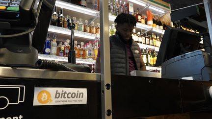 Depuis le début du mois d'août 2024, le Carrefour express situé rue de la République à Rouen propose à ses clients de payer leurs courses en bitcoin. (Maëva Dumas)