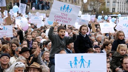 Des enfants d&eacute;filent lors d'une manifestation contre le projet de loi ouvrant le mariage aux homosexuels, le 17 novembre 2012 &agrave; Paris. (PIERRE VERDY / AFP)