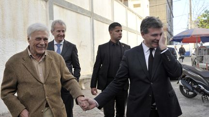 L'humoriste Guy Bedos et le candidat à la primaire de la gauche, Arnaud Montebourg.&nbsp; (RYAD KRAMDI / AFP)