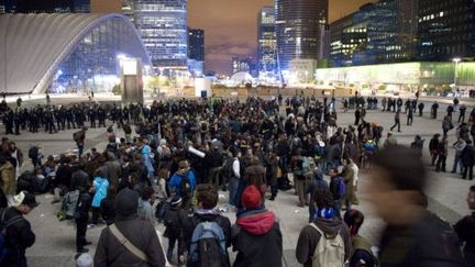 Une quinzaine d'indignés ont campé dans la nuit du 4 au 5 novembre dans le quartier d'affaires de la défense. (JOHANNA LEGUERRE / AFP)