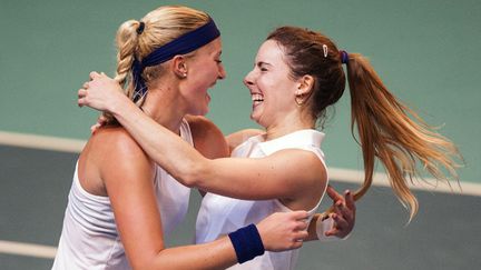 &nbsp; (Alizé Cornet (à droite) et Kristina Mladenovic (à gauche) ici en équipe de France ont franchi mardi le premier tour de Roland-Garros © maxPPP)