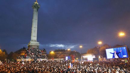 La place de la Bastille &agrave; Paris o&ugrave; se sont rassembl&eacute;s les supporters de Fran&ccedil;ois Hollande pour c&eacute;l&eacute;brer sa victoire. (FRANCOIS MORI / AP / SIPA)