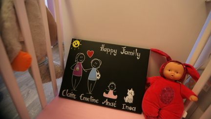 Un tableau noir représentant une famille homoparentale. (FRED DOUCHET / MAXPPP)