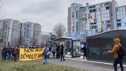 Manifestation du DAL (Droit au logement) organisée en marge de la visite de Jean Castex à Grenoble, le 29 janvier 2022. (Jean-Christophe Pain / France 3 Alpes)