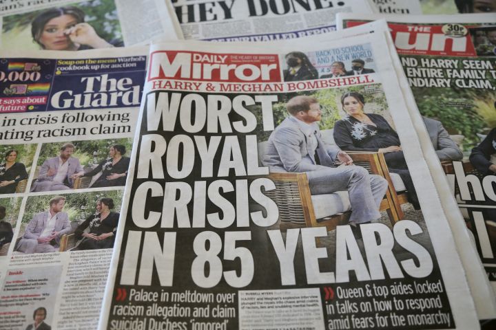 "La pire crise royale en 85 ans", titre le "Daily Mirror", le 9 mars 2021, après l'interview télévisée de Meghan et Harry. (HASAN ESEN / ANADOLU AGENCY / AFP)