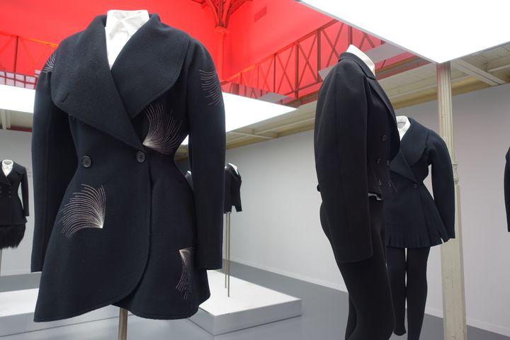 Exposition "Adrian et Alaïa. L'art du tailleur", à Paris : plusieurs modèles signés Azzedine Alaïa. Le premier a gauche est issu de la collection hiver 1986
 (Corinne Jeammet)