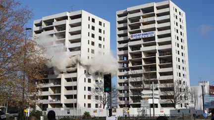 Destruction de deux barres d'immeubles &agrave; Argenteuil (Val d'Oise), dans le cadre d'un plan de r&eacute;novation, en d&eacute;cembre 2010. C'est ici que Nicolas Sarkozy avait d&eacute;clar&eacute; &agrave; des habitants en 2005 : "Vous en avez assez de cette racaille, on va vous en d&eacute;barrasser". (CITIZENSIDE.COM / AFP)