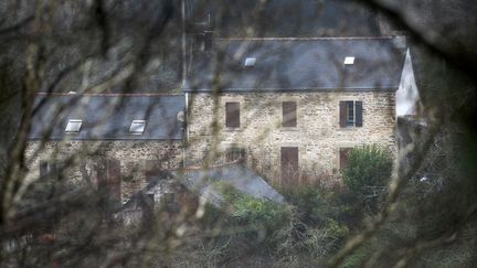 La&nbsp;ferme où Hubert Caouissin est soupçonné d'avoir démembré les corps de la famille Troadec, à Pont-de-Buis (Finistère), le 7 mars 2017. (FRED TANNEAU / AFP)