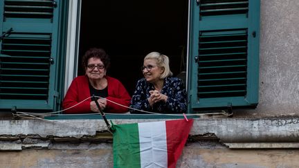 En réaction au confinement, des Italiens avaient lancé un mouvement consistant à chanter à son balcon. (ANDREA RONCHINI, RONCHINI / NURPHOTO)