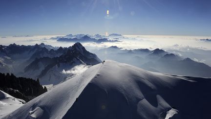 Le sommet du Mont-Blanc, dans les Alpes, le 16 juillet 2010. (PHILIPPE DESMAZES / AFP)