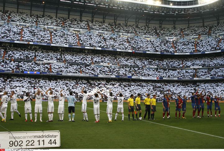 Les joueurs du Real Madrid et du FC Barcelone, avant un "clasico", en avril 2009, au stade Bernab&eacute;u (Madrid).&nbsp; (CID FUENTES / CEBOL / NEWSCOM / SIPA)