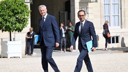 Le ministre de l'Economie, Bruno Le Maire, et le ministre délégué chargé des Comptes publics, Thomas Cazenave, à l'Elysée à Paris, le 21 juillet 2023. (BERTRAND GUAY / AFP)