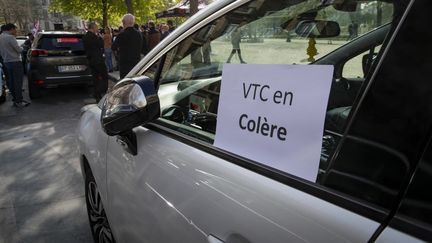 Manifestation de chauffeurs VTC à Paris, le 28 mars 2022. (GEOFFROY VAN DER HASSELT / AFP)