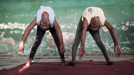 Des élèves du cirque Tigré s'entraînent dans les locaux défraîchis de l'école du cirque à Mekele, en Ethiopie. (EDUARDO SOTERAS / AFP)