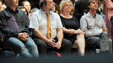 Nicolas Hulot, Eva Joly, Henri Stoll et Stephane Lhomme patientent avant de débattre, à Lille, le 15 juin 2011. (AFP - Philippe Huguen)