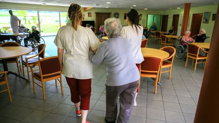 Une infirmière accompagne une résidente à l'Ehpad des Monts du Matin, à Bésayes, dans la Drôme, le 21 mai 2019.&nbsp; (NICOLAS GUYONNET / HANS LUCAS / AFP)