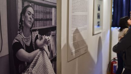 Les visiteurs regardent des lettres exposées dans la maison de Diego Rivera
 (RONALDO SCHEMIDT / AFP)