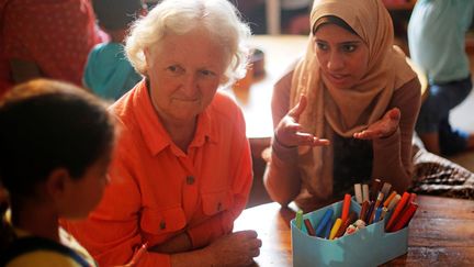 Apprendre aux enfants pauvres de Baharwa à lire, écrire et compter, voilà le minimum que l'établissement de Mme Sandour, financé par des dons, propose dans son programme. Car pour Didi, née en Hongrie et formée à Berlin, l'enseignement doit être global afin de permettre aux élèves de se sentir prêts à appréhender la vie. Ainsi sont dispensés des cours de musique, de yoga, de cuisine, de travaux manuels, de jardinage et l'art de la peinture. L'école du Nil accueille une cinquantaine d'enfants de l'âge de la maternelle jusqu'à 14 ans, avec pour devise: «Chacun est à la fois un élève et un professeur». Une manière de responsabiliser les plus jeunes et de signifier que l'apprentissage n'est pas à sens unique. (Amr DALSH / REUTERS)