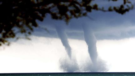 Deux trombes marines se forment au-dessus du lac Michigan (Wisconsin, Etats-Unis), le 12 septembre 2013. (KEVIN POIRIER / AP / SIPA)