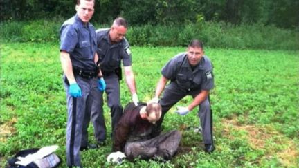 David Sweat, l'un des deux &eacute;vad&eacute;s de l'Etat de New York, a &eacute;t&eacute; bless&eacute; de deux balles dans le torse lors de sa capture, le 28 juin 2015, pr&egrave;s de la fronti&egrave;re canadienne. (POLICE DE NEW YORK / APTN)